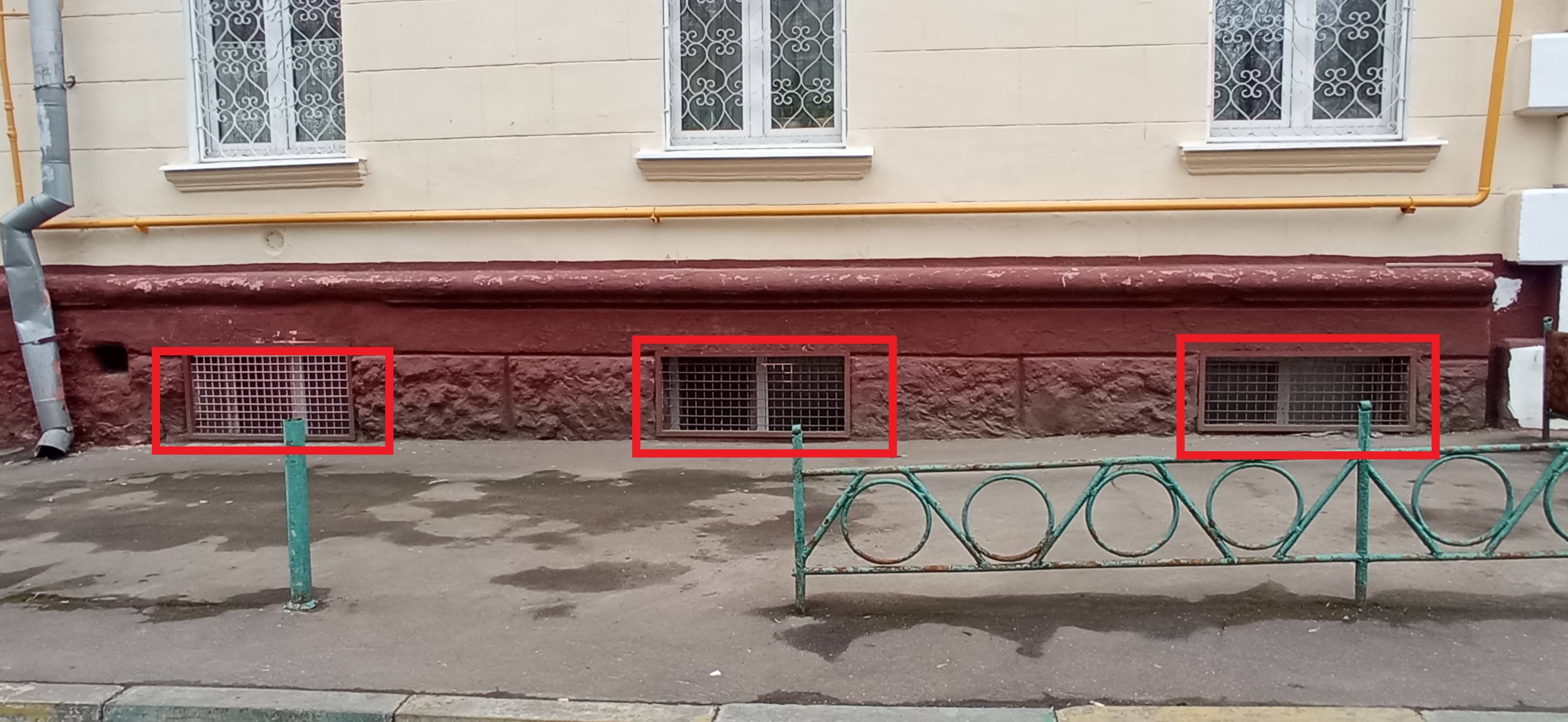 Нежилое помещение.Фасад здания с выделенными окнами реализуемого объекта.Российская Федерация, город Москва, внутригородская территория муниципальный округ Измайлово, Первомайская улица, дом 30 - не указано не указано.jpg
