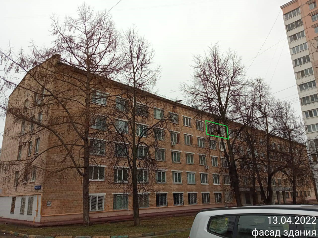 Квартира.Фасад здания с выделенными окнами реализуемого объекта.город Москва, Базовская улица, дом 24В - Этаж 5, кв. 79.jpg