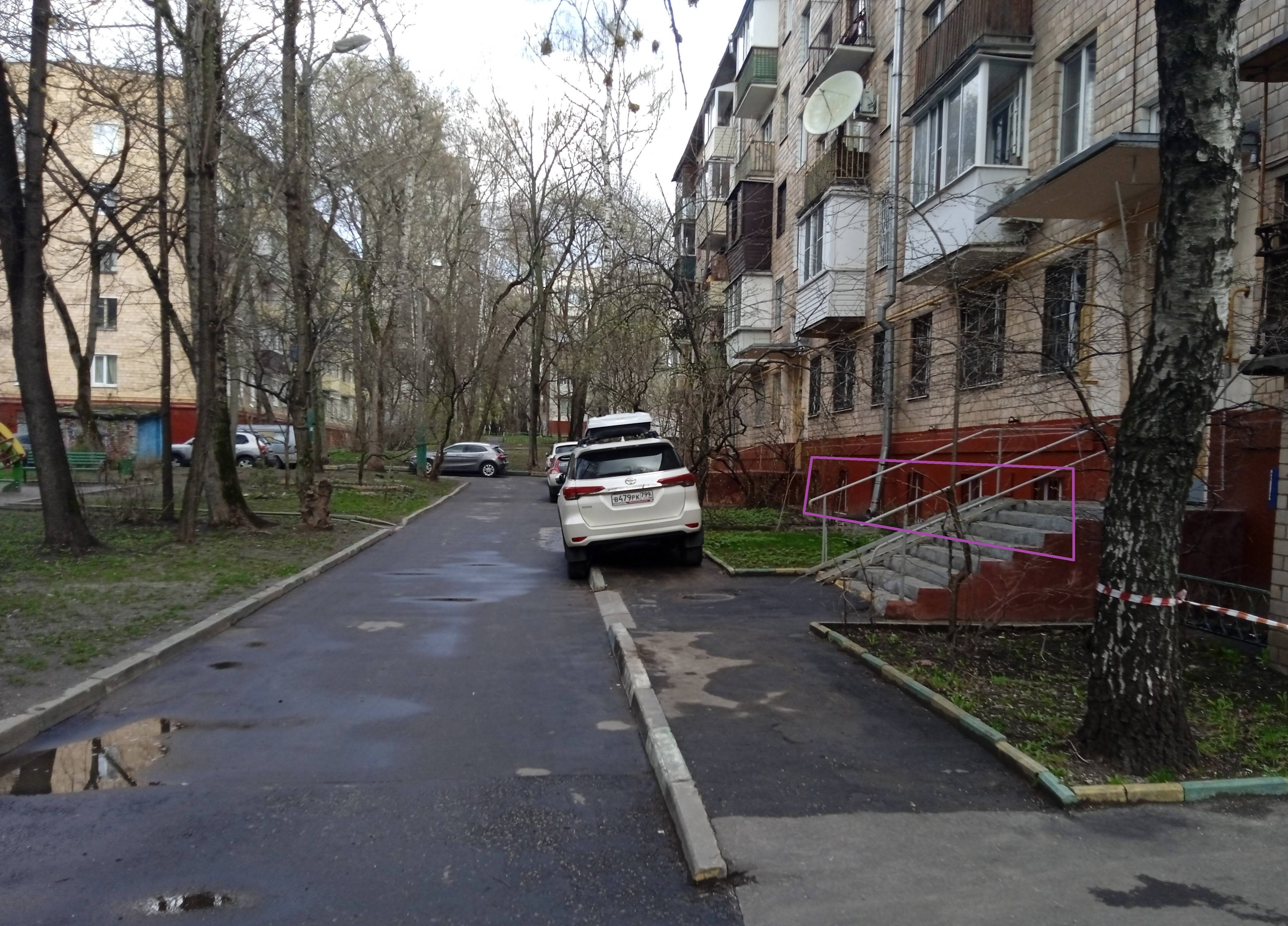 Нежилое помещение.Фасад здания с выделенными окнами реализуемого объекта.город Москва, Нижняя Первомайская улица, дом 13 - Цокольный этаж _ 0 Цокольный этаж _ 0.jpg