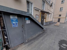 Нежилое помещение.Фасад здания с выделенными окнами реализуемого объекта.город Москва, Саввинская набережная, дом 19, строение 1А - помещение I, комнаты 1, 3-6, 8-21 Подвал.jpg