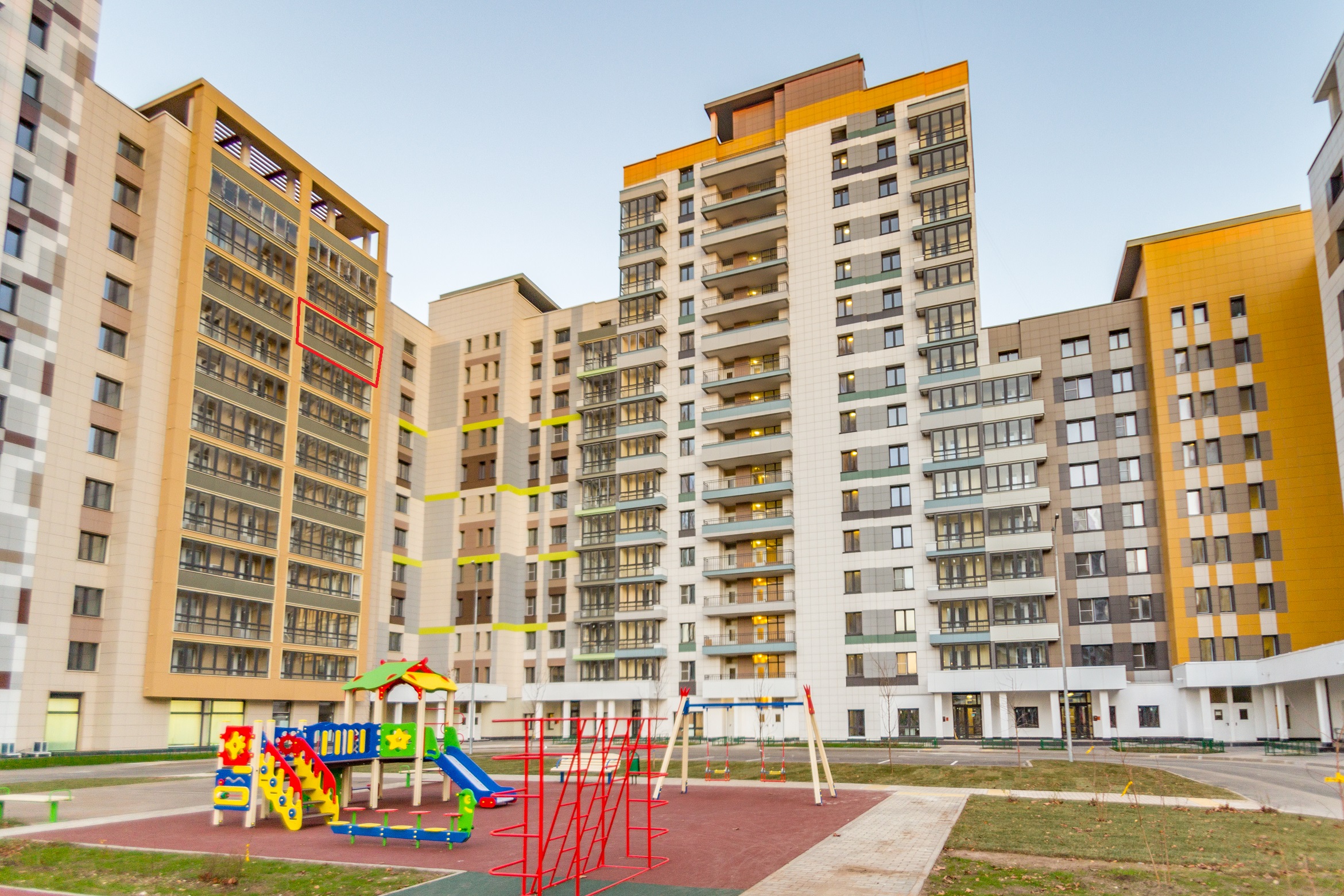 Квартира.Фасад здания с выделенными окнами реализуемого объекта.город Москва, Бескудниковский бульвар, дом 5 - этаж 10, кв. 102.jpg