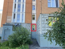 ГП16842067.Нежилое помещение.Фасад здания с выделенными окнами реализуемого объекта_2.JPG