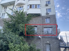 ГП16914048.Нежилое помещение.Фасад здания с выделенными окнами реализуемого объекта.JPG