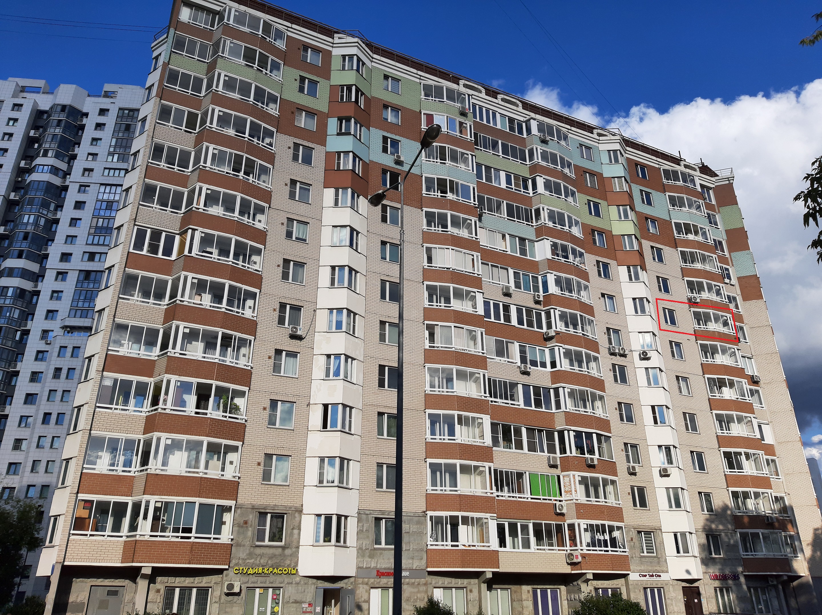 ГП16911926.Квартира.Фасад здания с выделенными окнами реализуемого объекта.jpg
