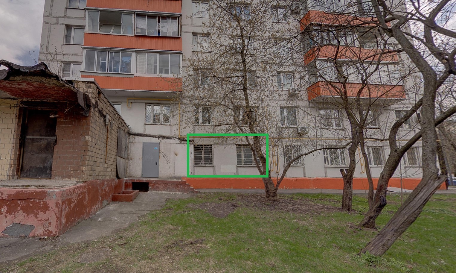 Нежилое помещение.Фасад здания с выделенными окнами реализуемого объекта.Москва, ш Щелковское, д 94 - Подвал _ 0, Этаж _ 1 Подвал _ 0, Этаж _ 1.jpg