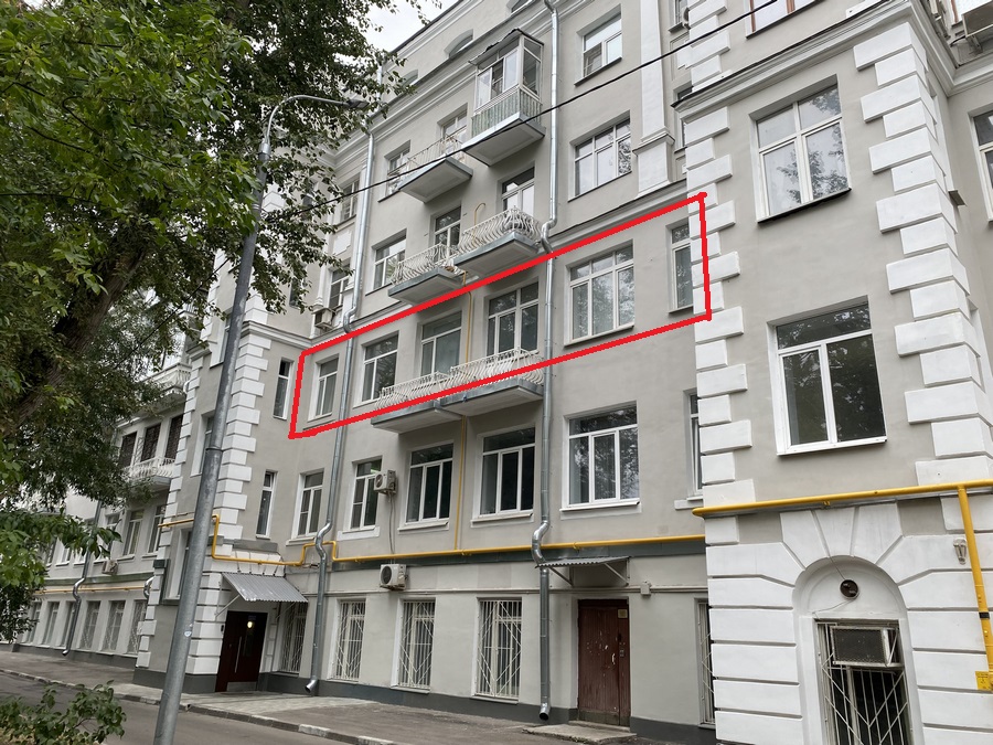 ГП16870264.Нежилое помещение.Фасад здания с выделенными окнами реализуемого объекта.JPG