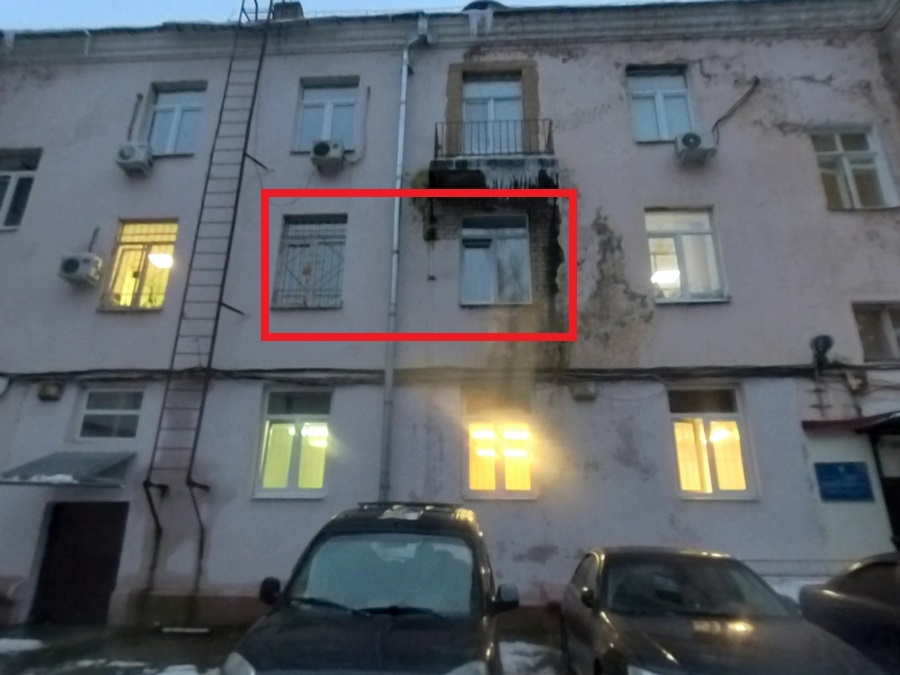ГП16916453.Нежилое помещение.Фасад здания с выделенными окнами реализуемого объекта.jpg