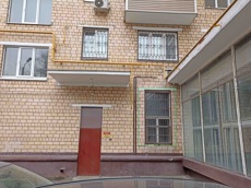 ГП16893440.Нежилое помещение.Фасад здания с выделенными окнами реализуемого объекта.jpg