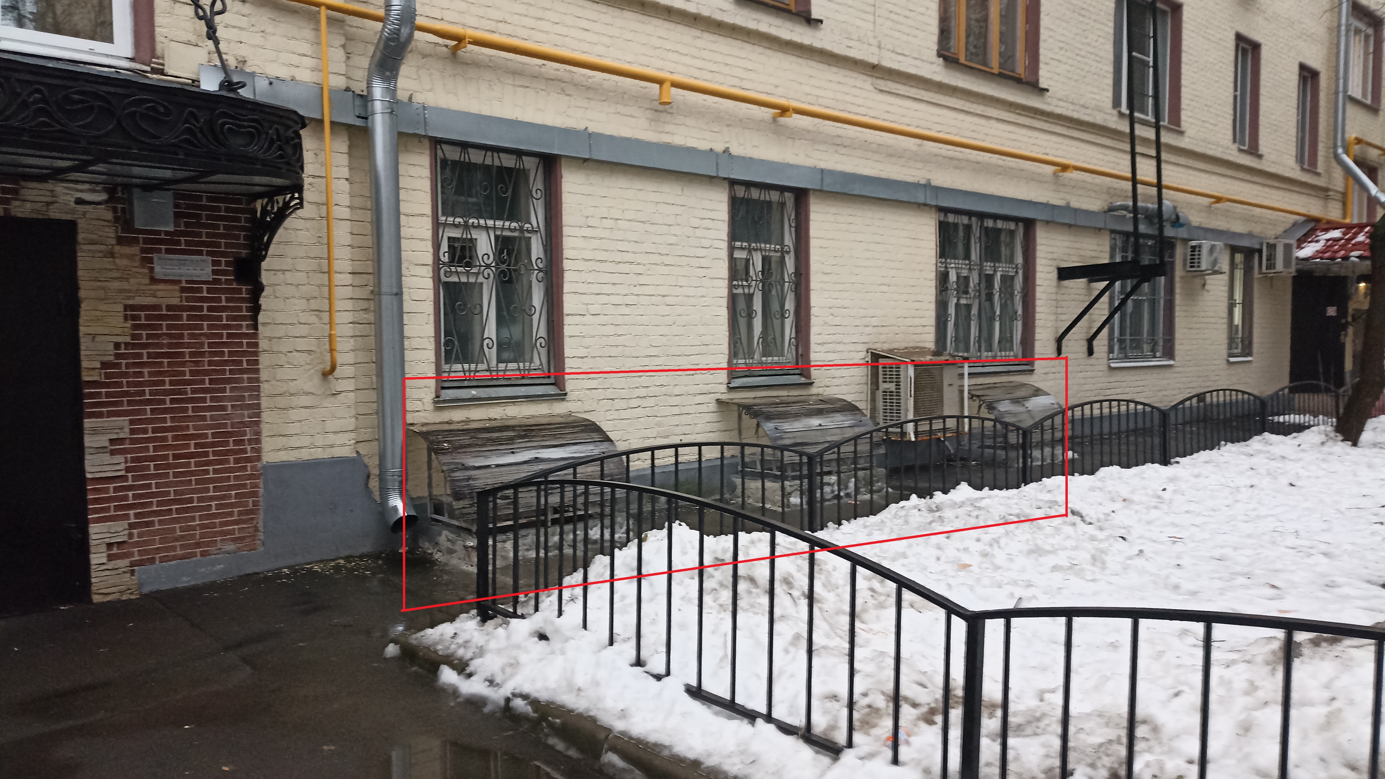 ГП16916292.Нежилое помещение.Фасад здания с выделенными окнами реализуемого объекта.jpg