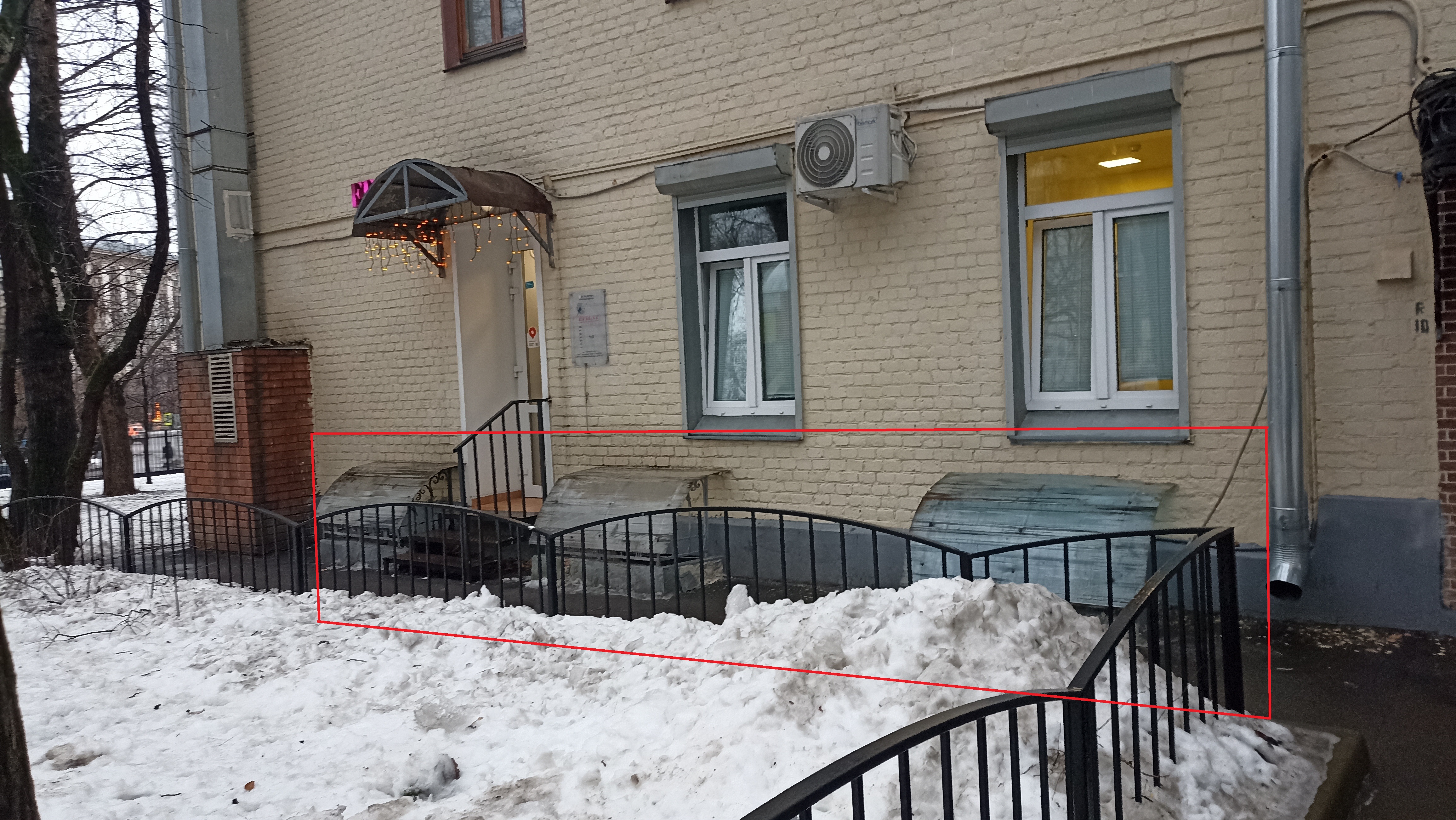 ГП16916292.Нежилое помещение.Фасад здания с выделенными окнами реализуемого объекта_2.jpg