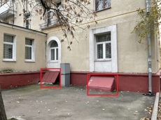 ГП16805813.Нежилое помещение.Фасад здания с выделенными окнами реализуемого объекта_3.jpg