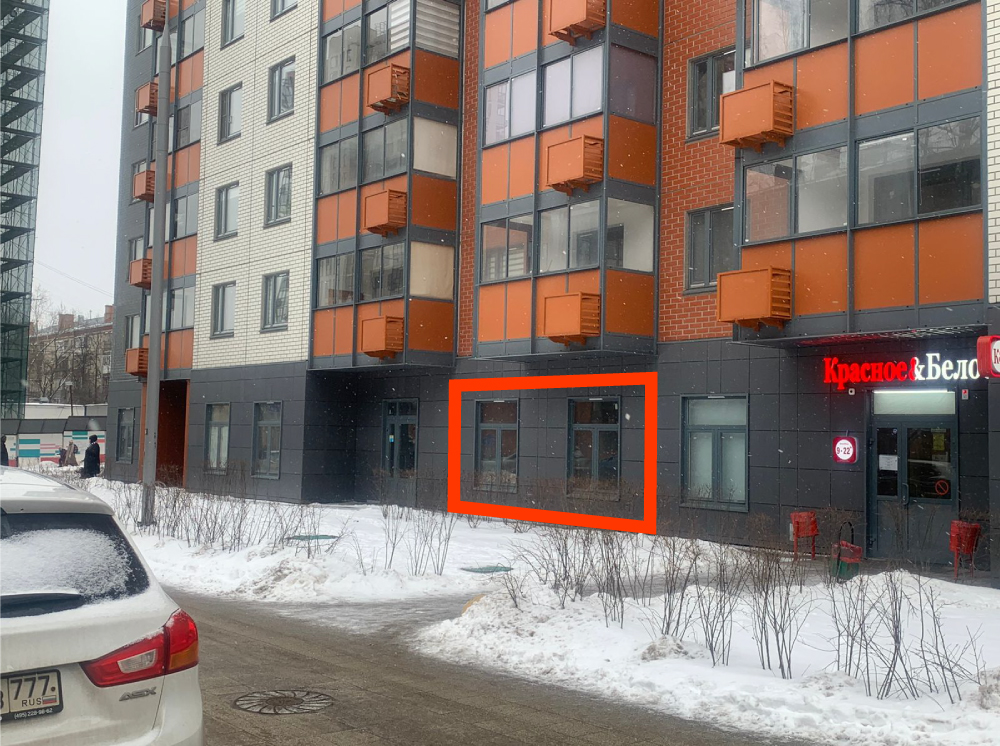 ГП16898646.Нежилое помещение.Фасад здания с выделенными окнами реализуемого объекта.jpg