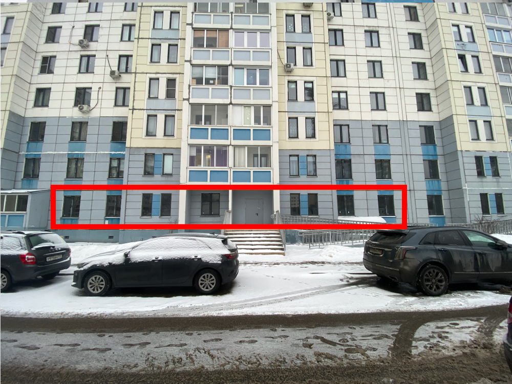 ГП16917492.Нежилое помещение.Фасад здания с выделенными окнами реализуемого объекта.jpg