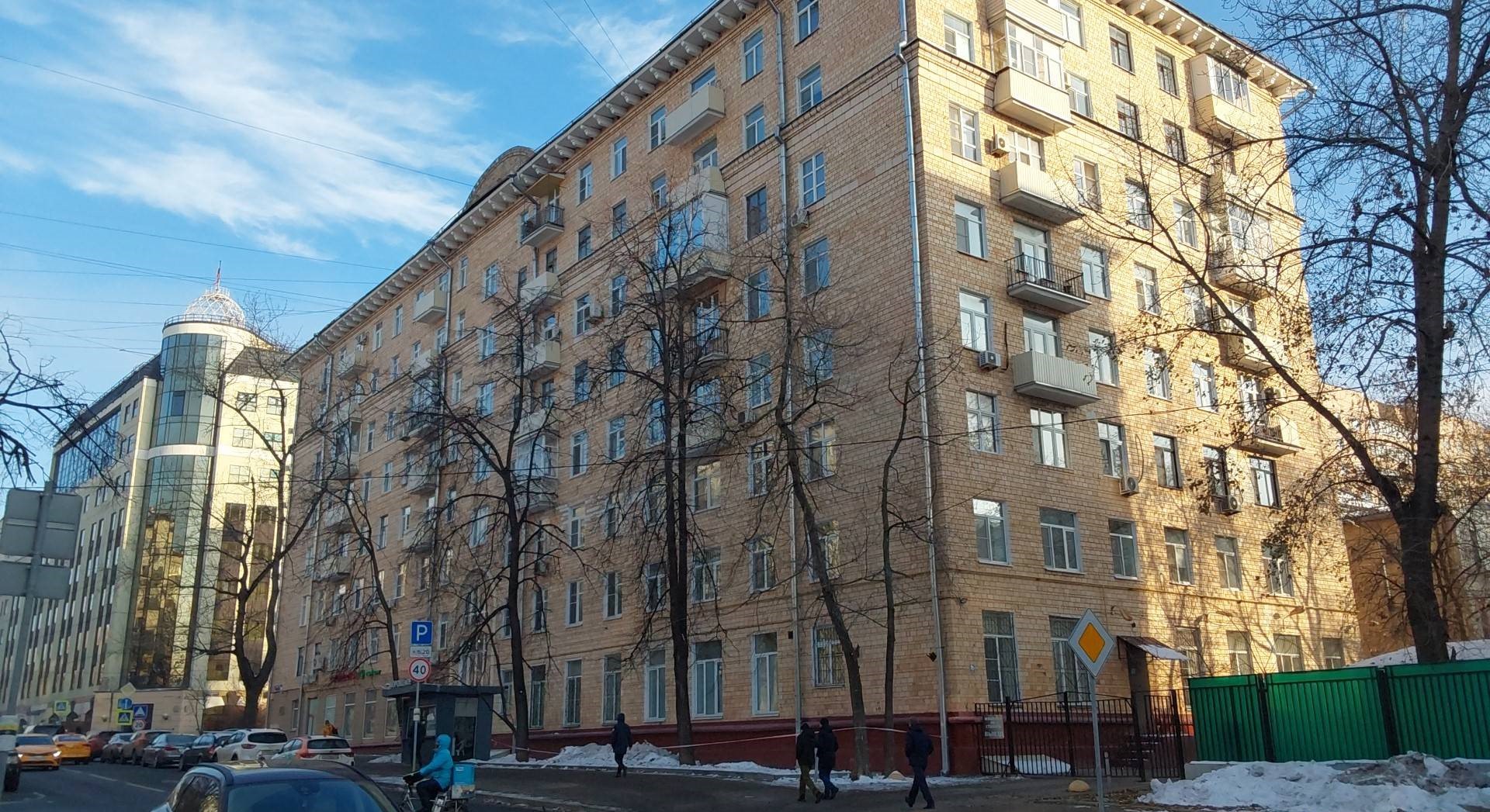 ГП16915394.Нежилое помещение.Фасад здания с выделенными окнами реализуемого объекта.jpg