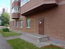 ГП16913721.Нежилое помещение.Фасад здания с выделенными окнами реализуемого объекта_2.jpg