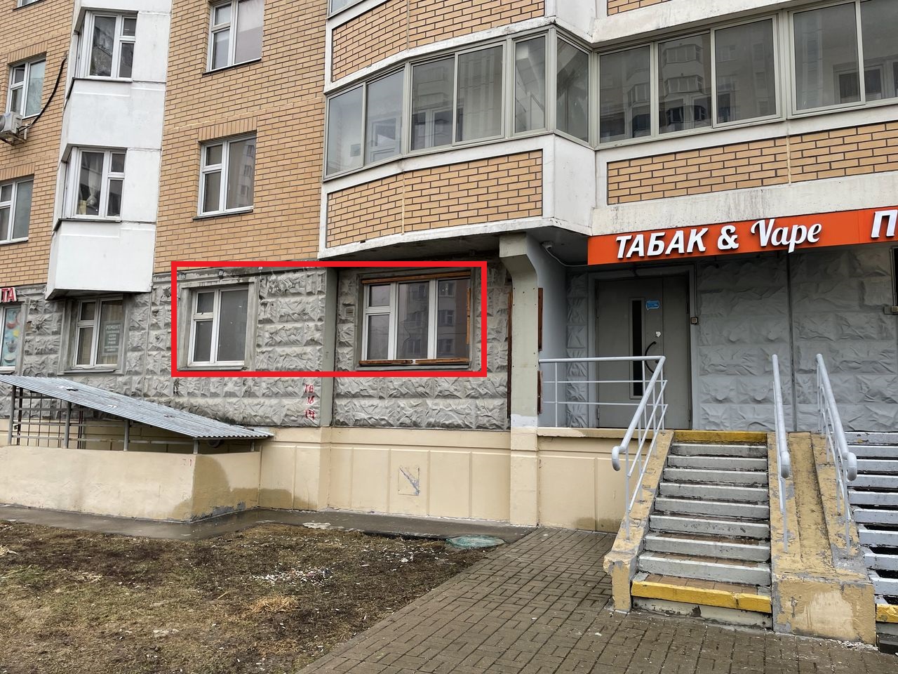 ГП16924615.Нежилое помещение.Фасад здания с выделенными окнами реализуемого объекта.jpg
