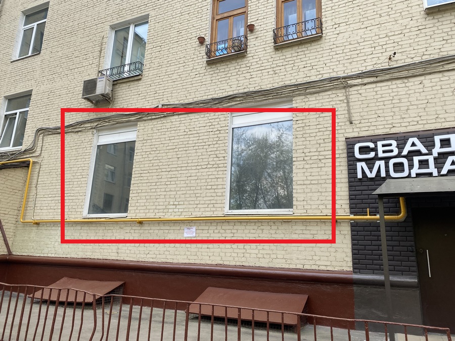 ГП16805821.Нежилое помещение.Фасад здания с выделенными окнами реализуемого объекта.JPG