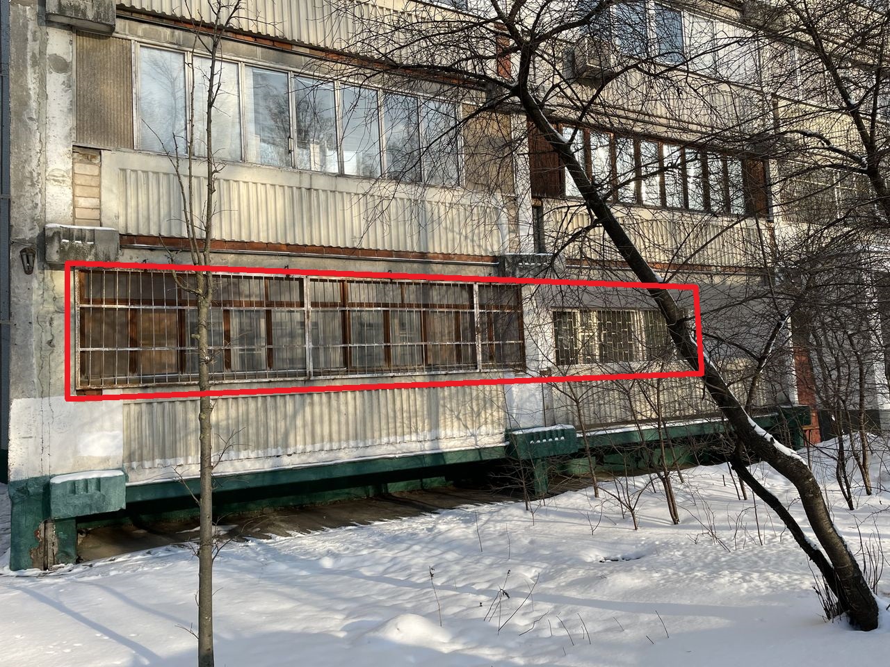 ГП16820536.Нежилое помещение.Фасад здания с выделенными окнами реализуемого объекта_2.jpg