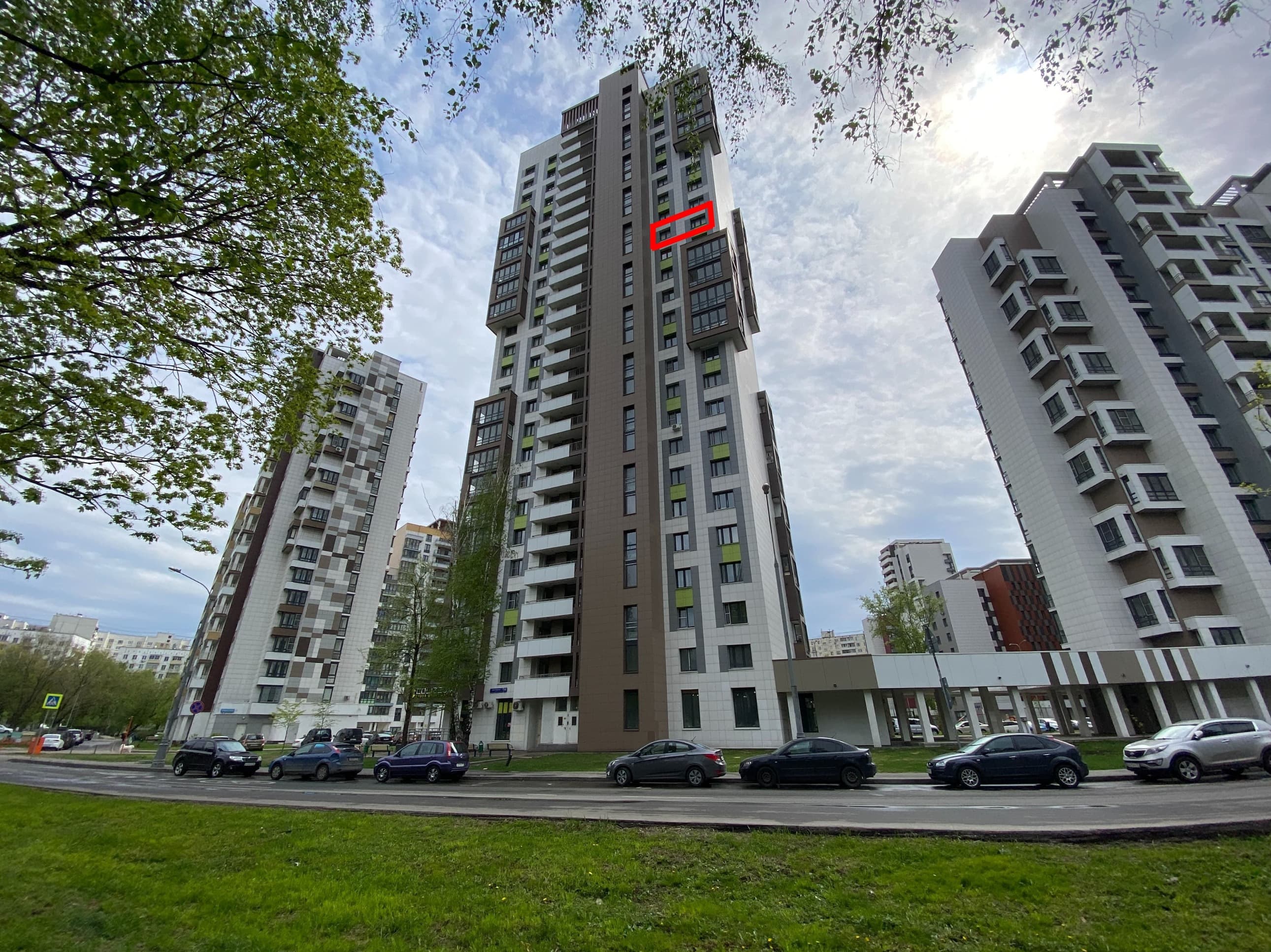 ГП16934489.Квартира.Фасад здания с выделенными окнами реализуемого объекта_2.jpg