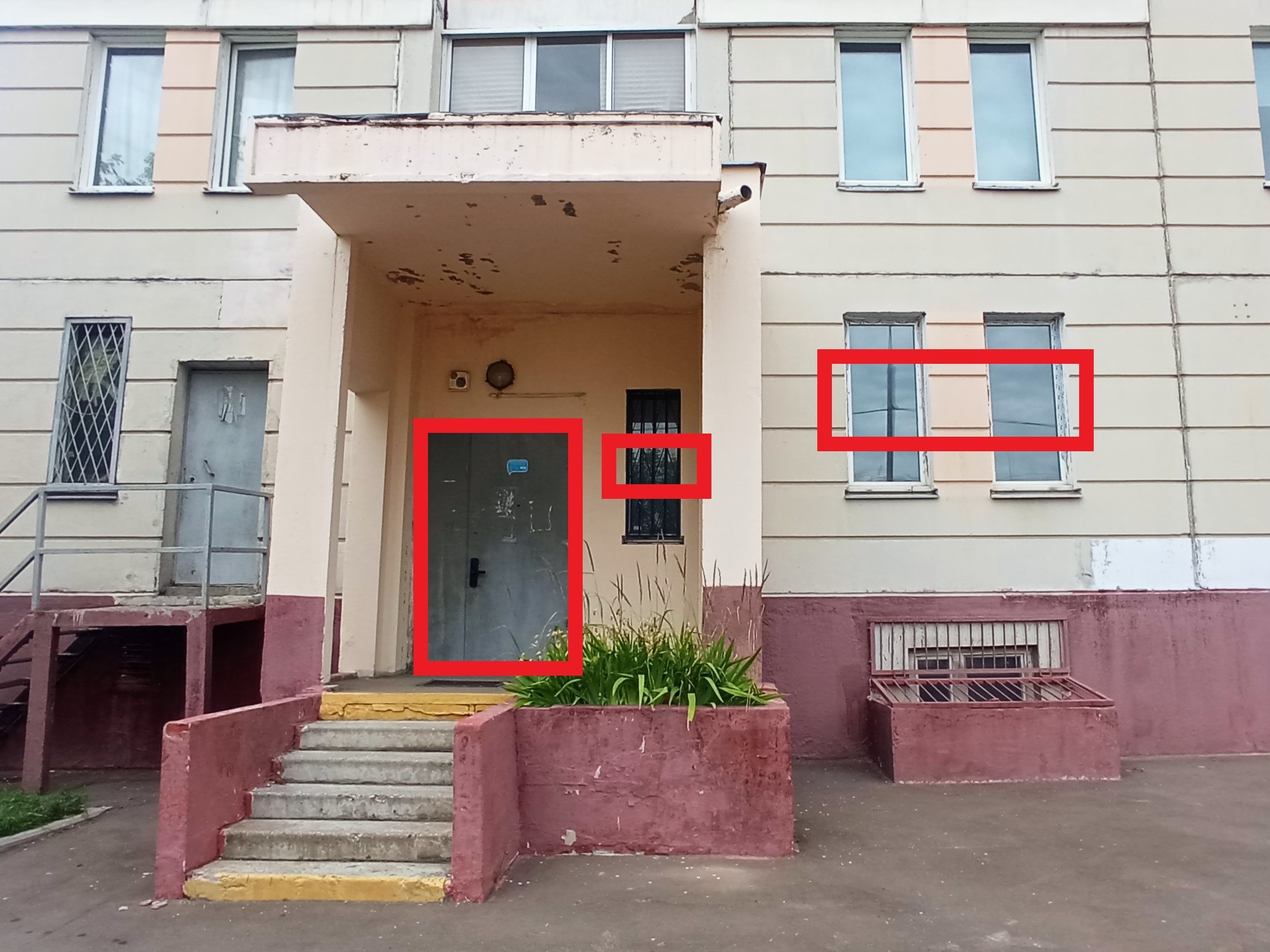 ГП16930917.Нежилое помещение.Фасад здания с выделенными окнами реализуемого объекта.jpg