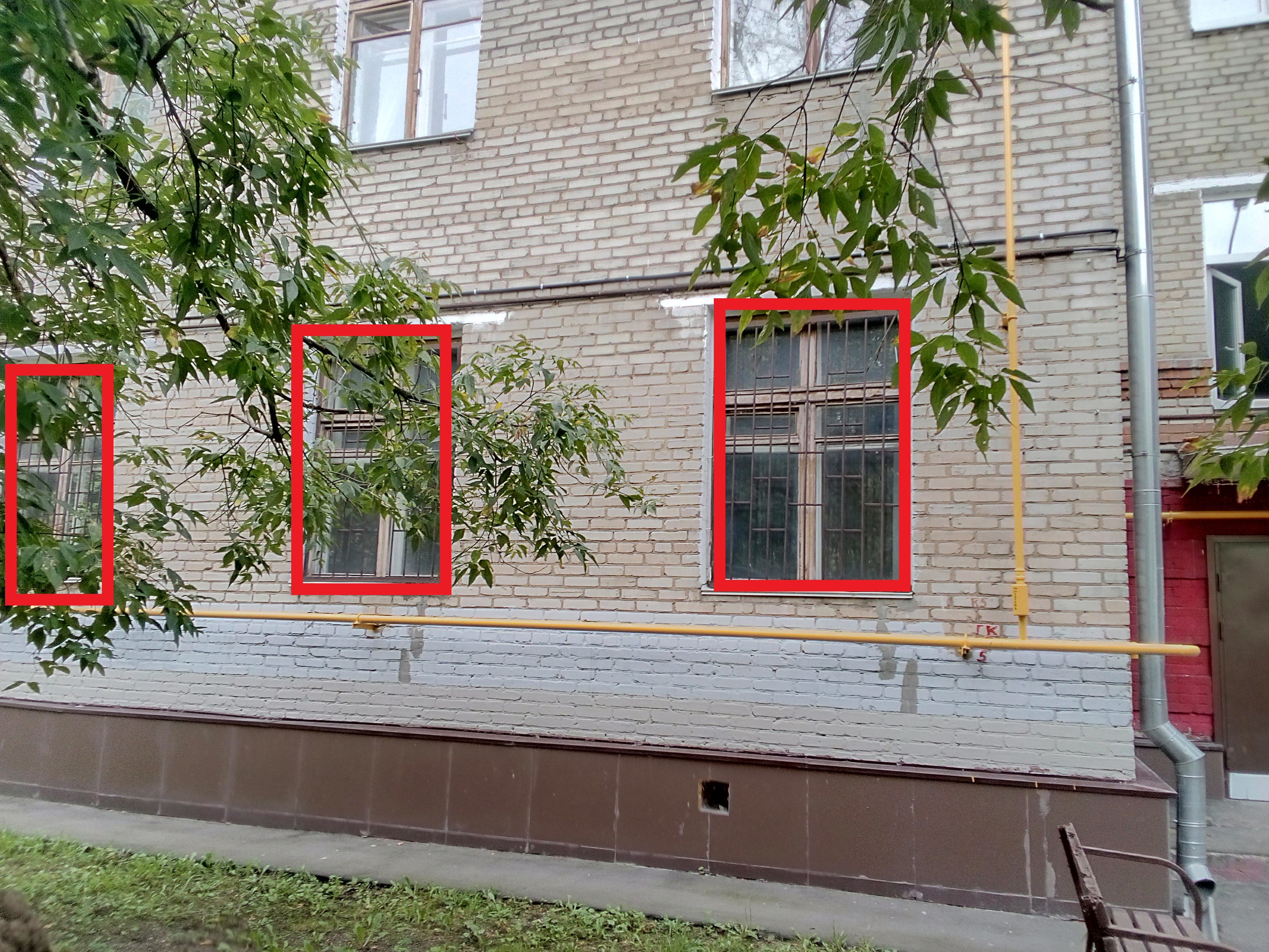 ГП16818305.Нежилое помещение.Фасад здания с выделенными окнами реализуемого объекта.jpg