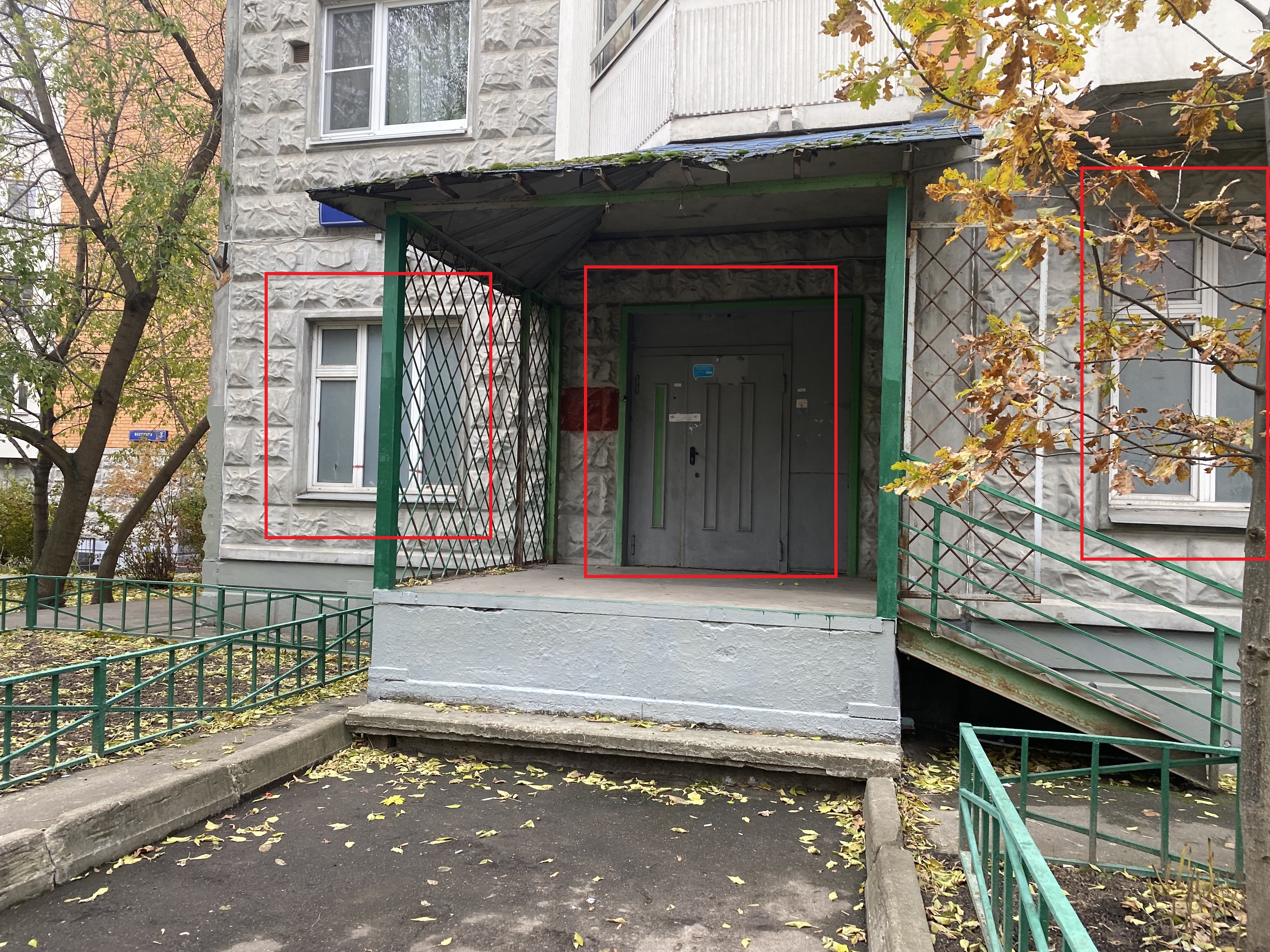 ГП16938465.Нежилое помещение.Фасад здания с выделенными окнами реализуемого объекта_2.jpg