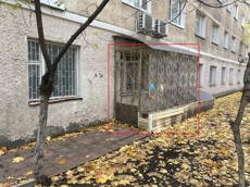 ГП16937277.Нежилое помещение.Фасад здания с выделенными окнами реализуемого объекта.jpg