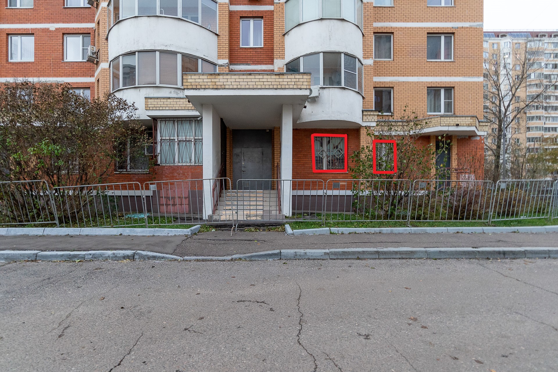 ГП16935026.Нежилое помещение.Фасад здания с выделенными окнами реализуемого объекта.jpg