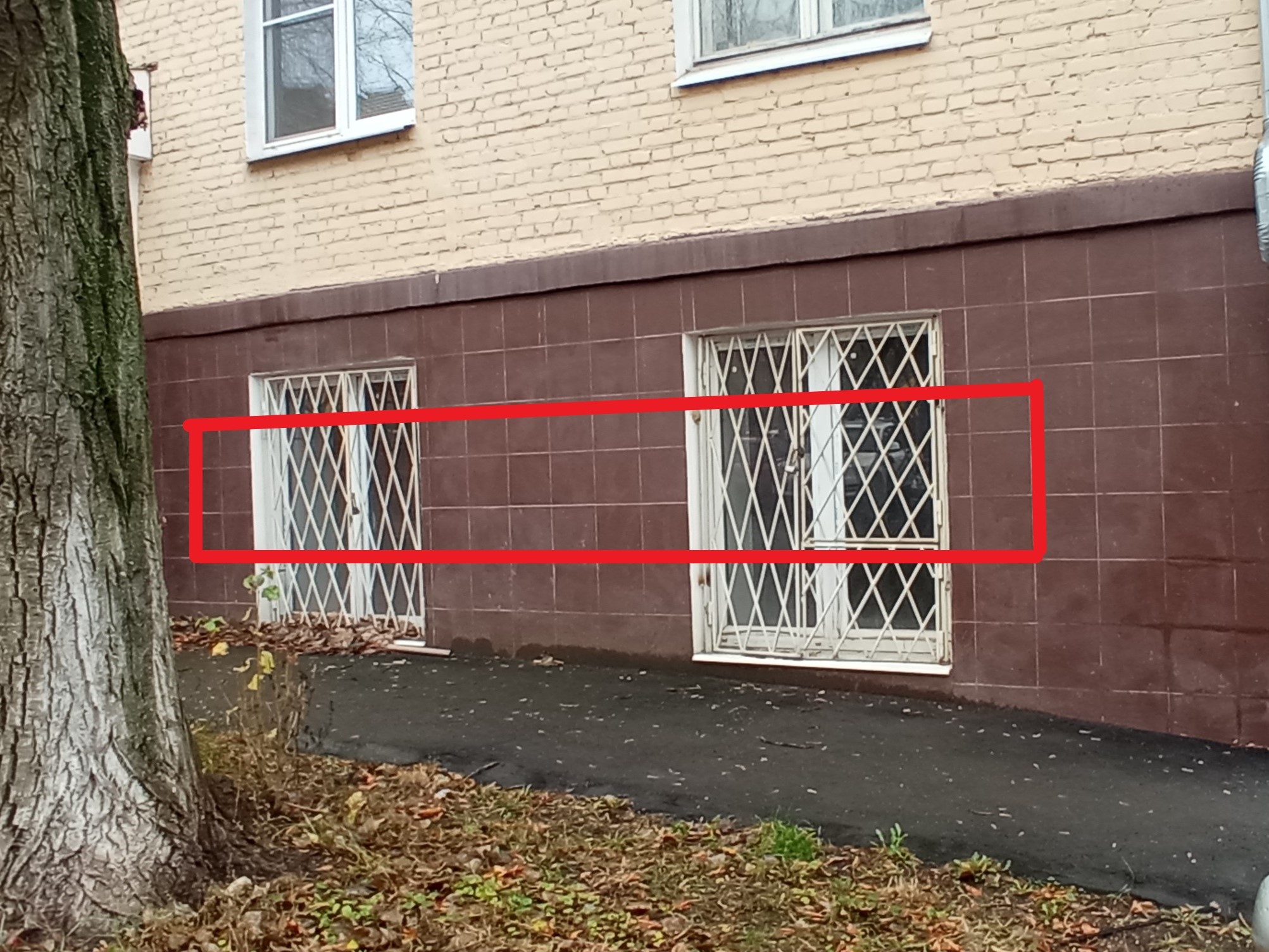 ГП16936702.Нежилое помещение.Фасад здания с выделенными окнами реализуемого объекта.jpg