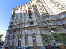 ГП16941143.Комната.Фасад здания с выделенными окнами реализуемого объекта.jpg