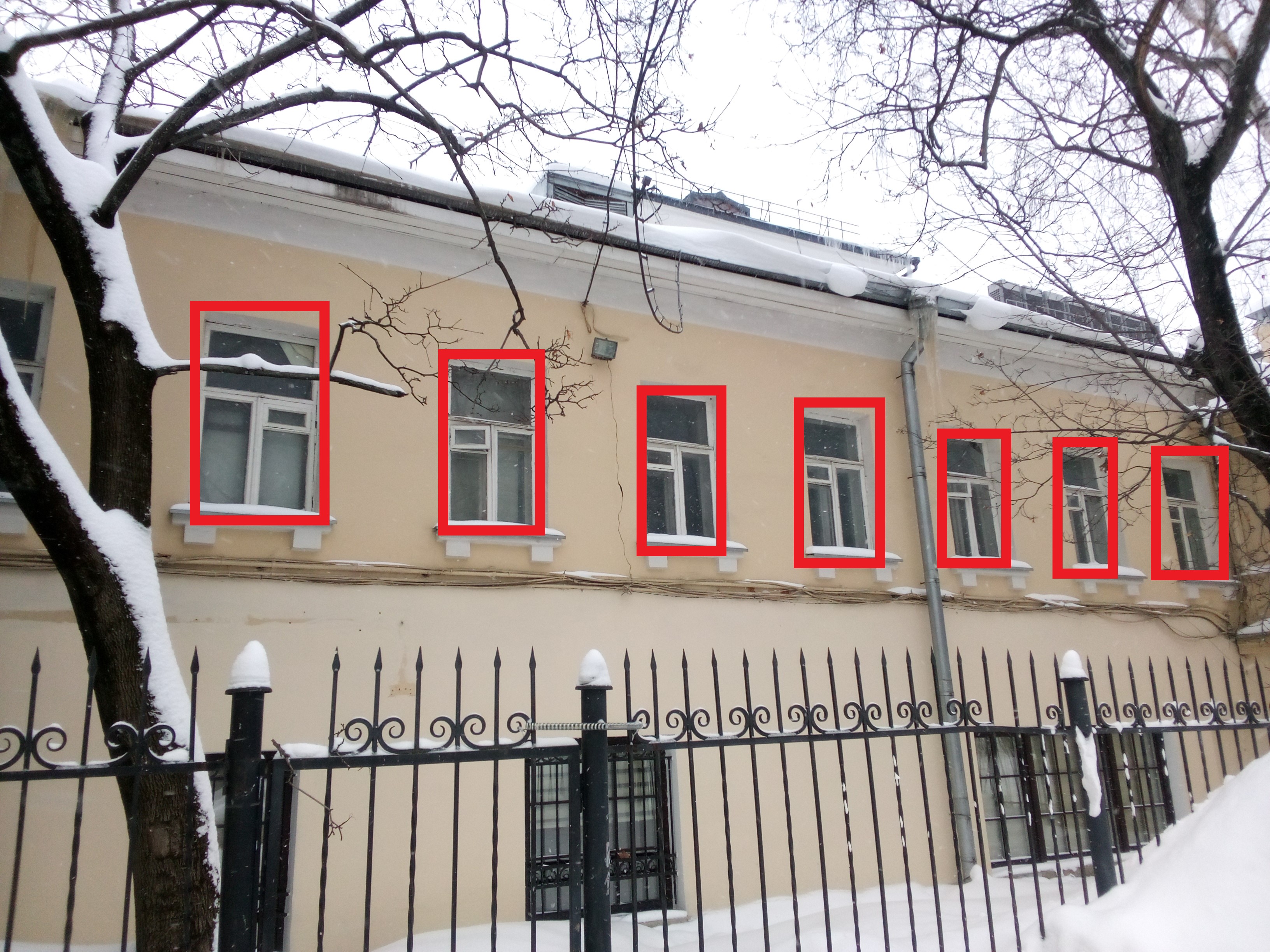 ГП16942326.Нежилое помещение.Фасад здания с выделенными окнами реализуемого объекта.jpg