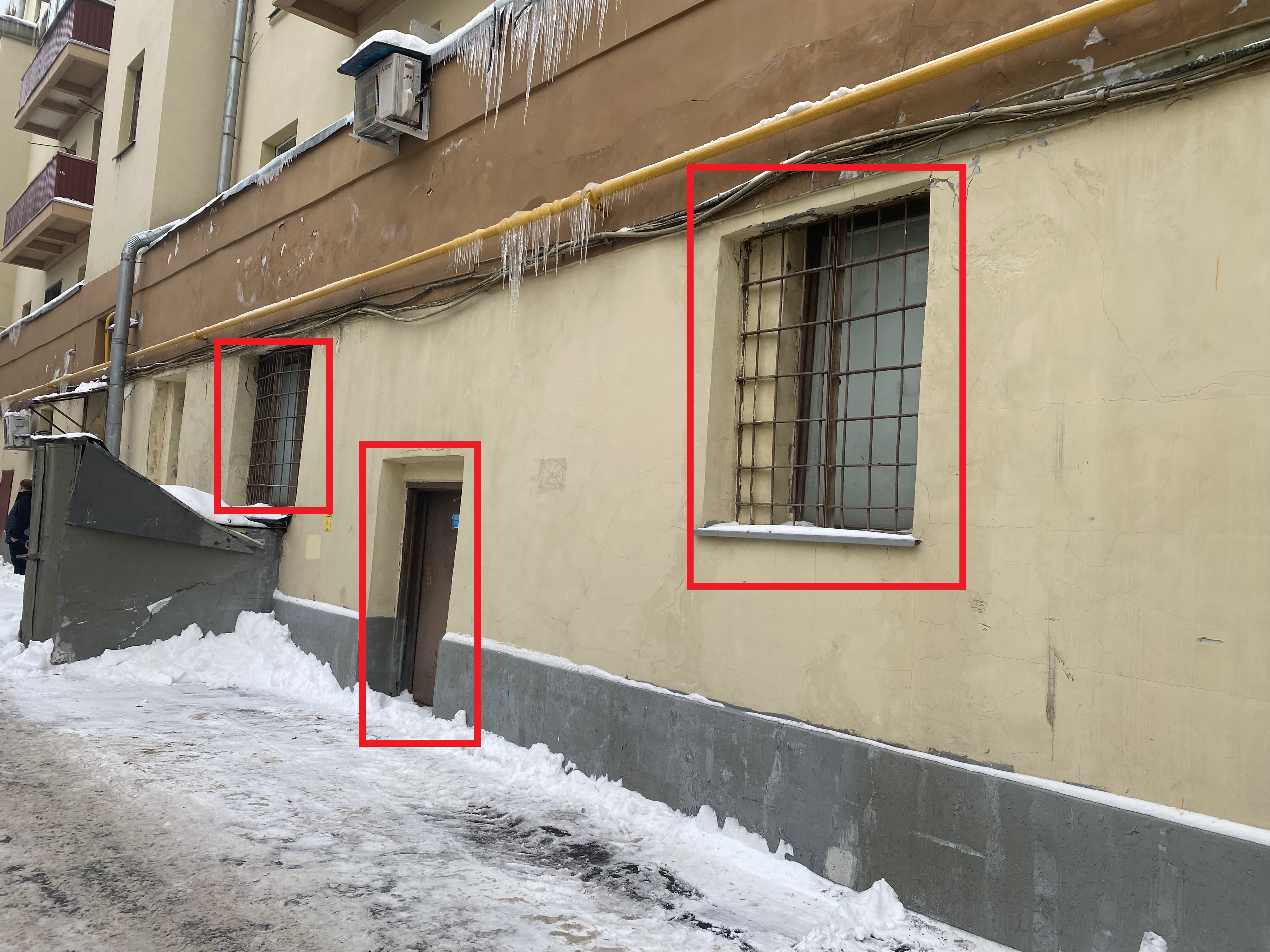 ГП16943318.Нежилое помещение.Фасад здания с выделенными окнами реализуемого объекта.jpg