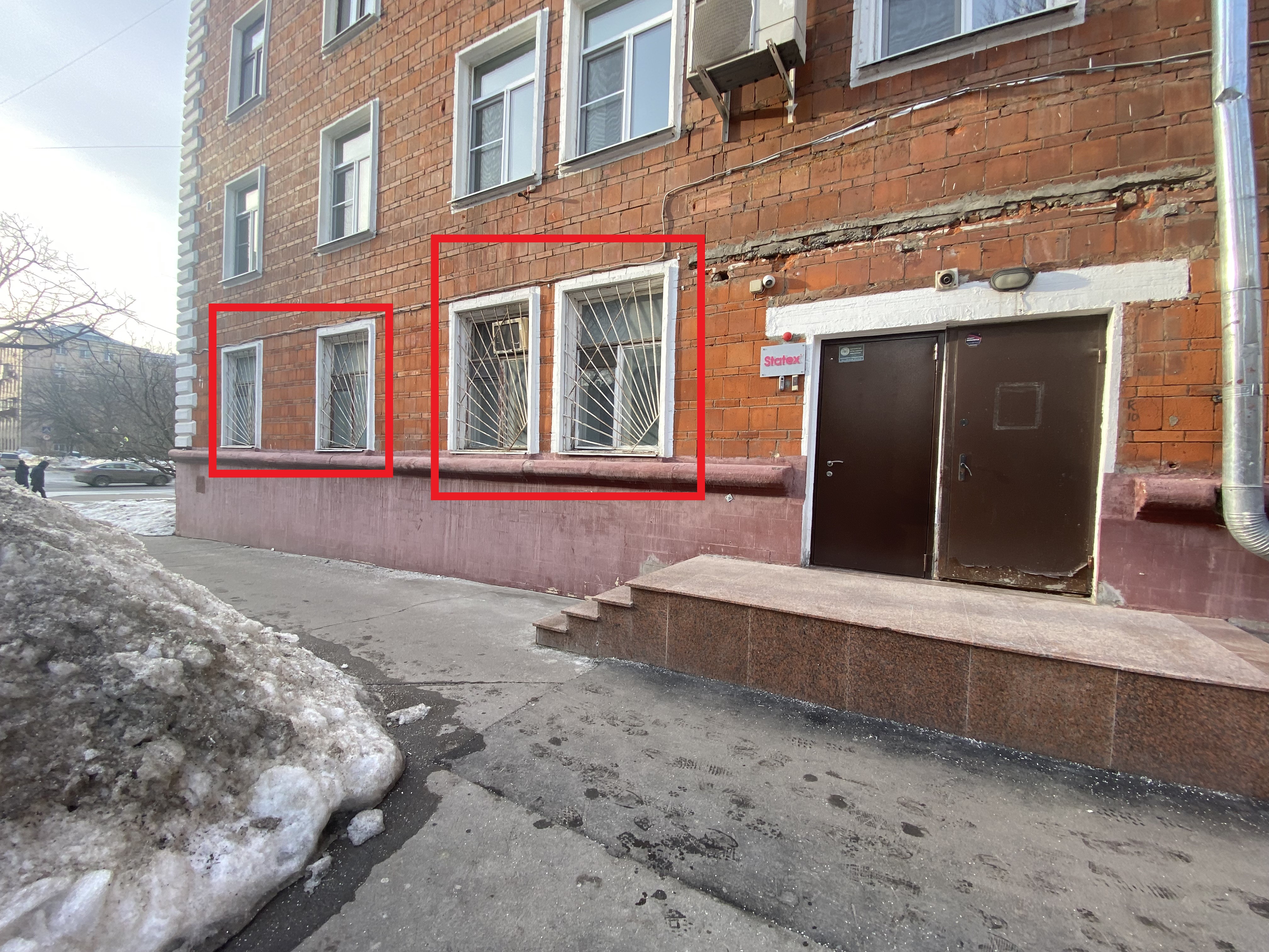 ГП16946388.Нежилое помещение.Фасад здания с выделенными окнами реализуемого объекта_2.jpg