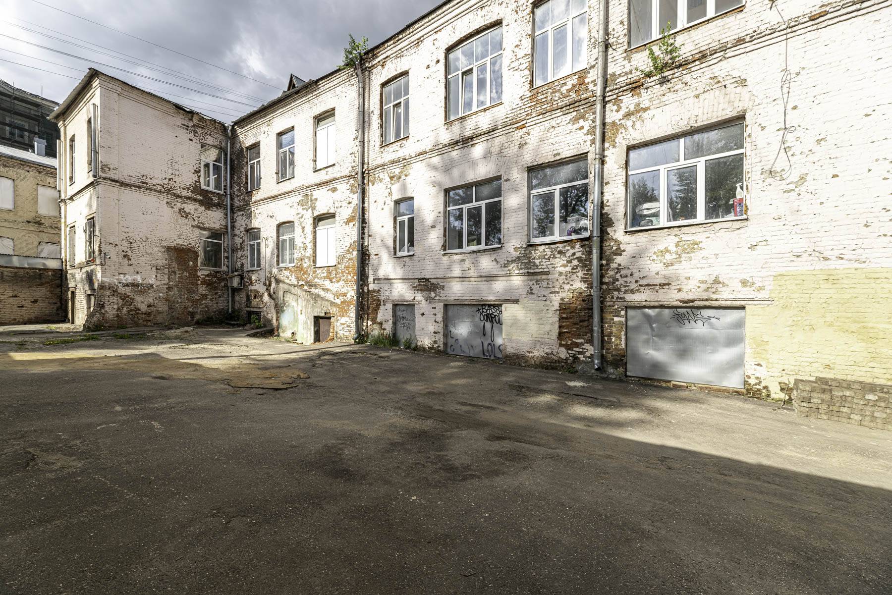 ГП16951175.Нежилое помещение.Фасад здания с выделенными окнами реализуемого объекта.jpg