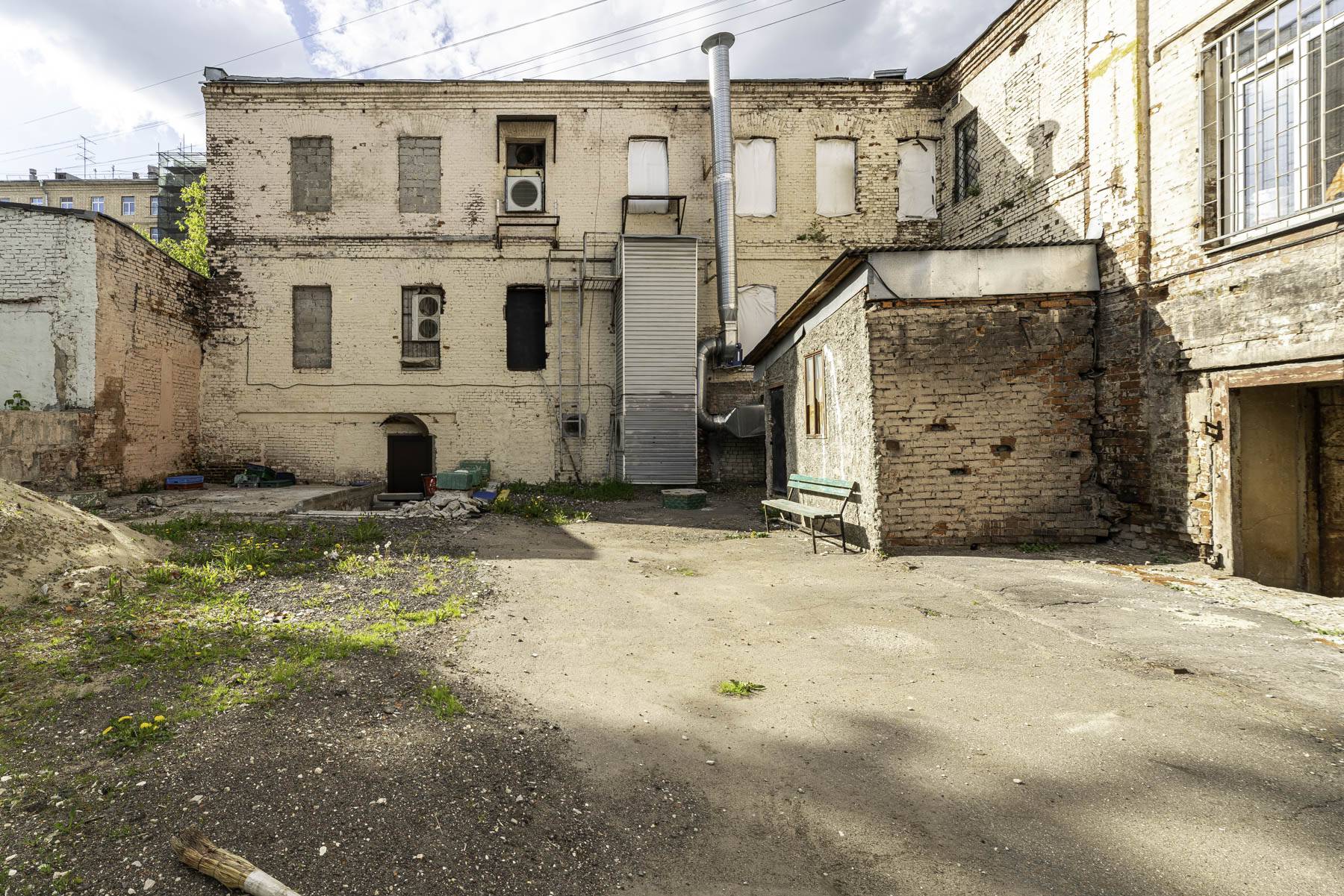 ГП16951175.Нежилое помещение.Фасад здания с выделенными окнами реализуемого объекта_2.jpg