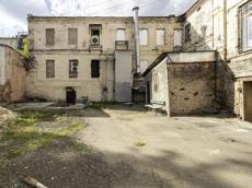ГП16951175.Нежилое помещение.Фасад здания с выделенными окнами реализуемого объекта_2.jpg
