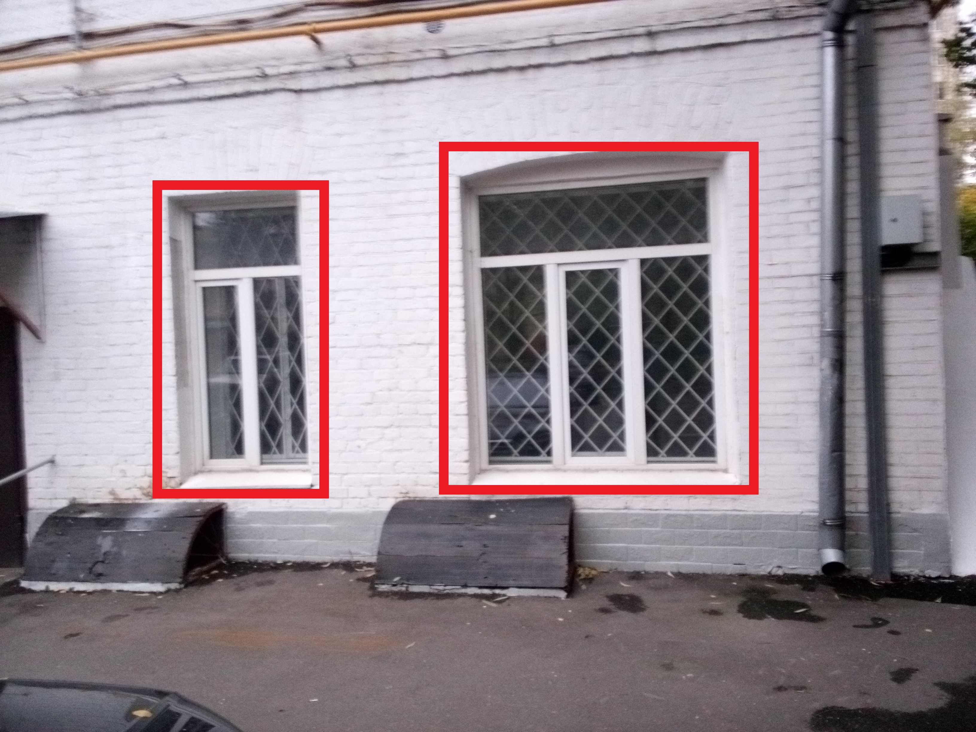 ГП16936843.Нежилое помещение.Фасад здания с выделенными окнами реализуемого объекта.jpg