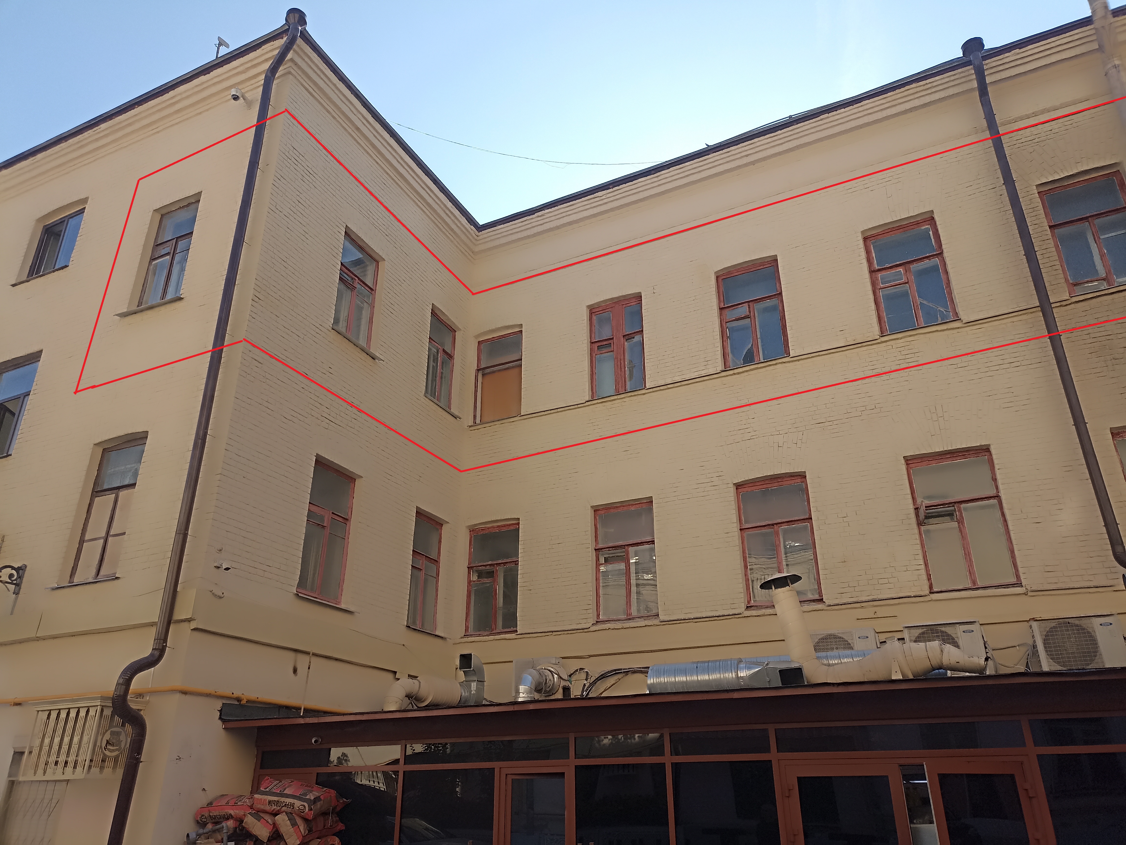 ГП16954481.Квартира.Фасад здания с выделенными окнами реализуемого объекта.jpg