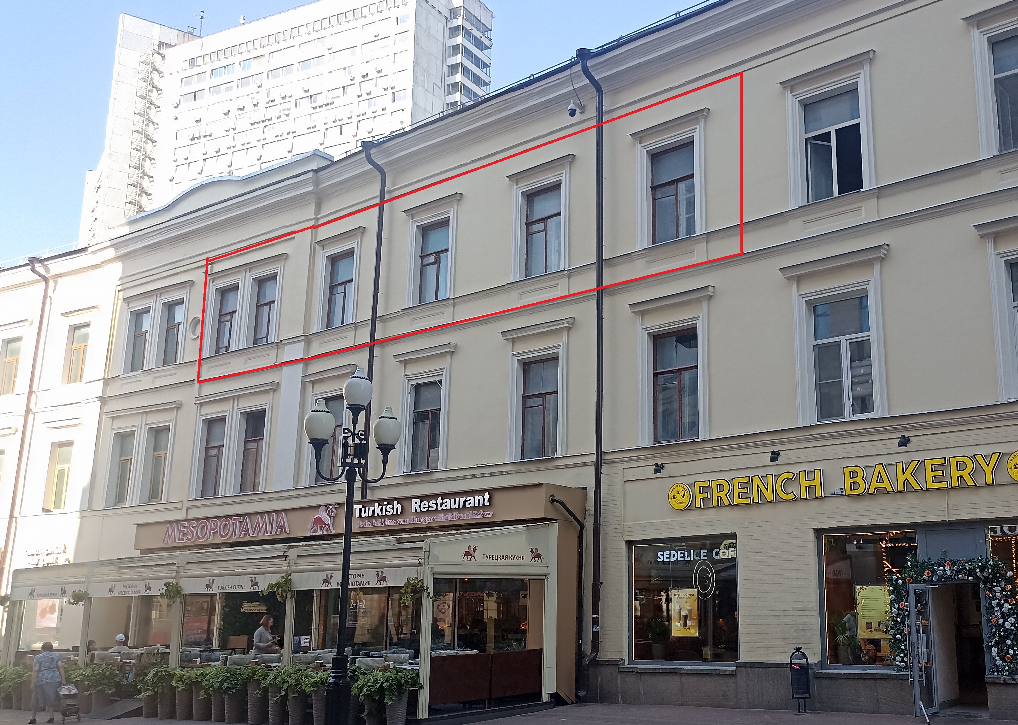 ГП16954481.Квартира.Фасад здания с выделенными окнами реализуемого объекта_2.jpg