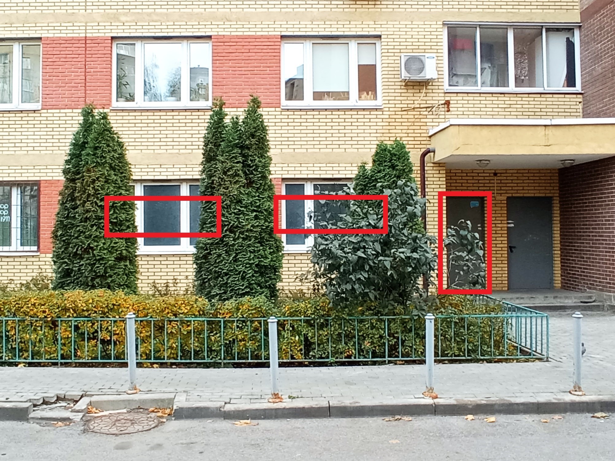 ГП16955254.Нежилое помещение.Фасад здания с выделенными окнами реализуемого объекта.jpg