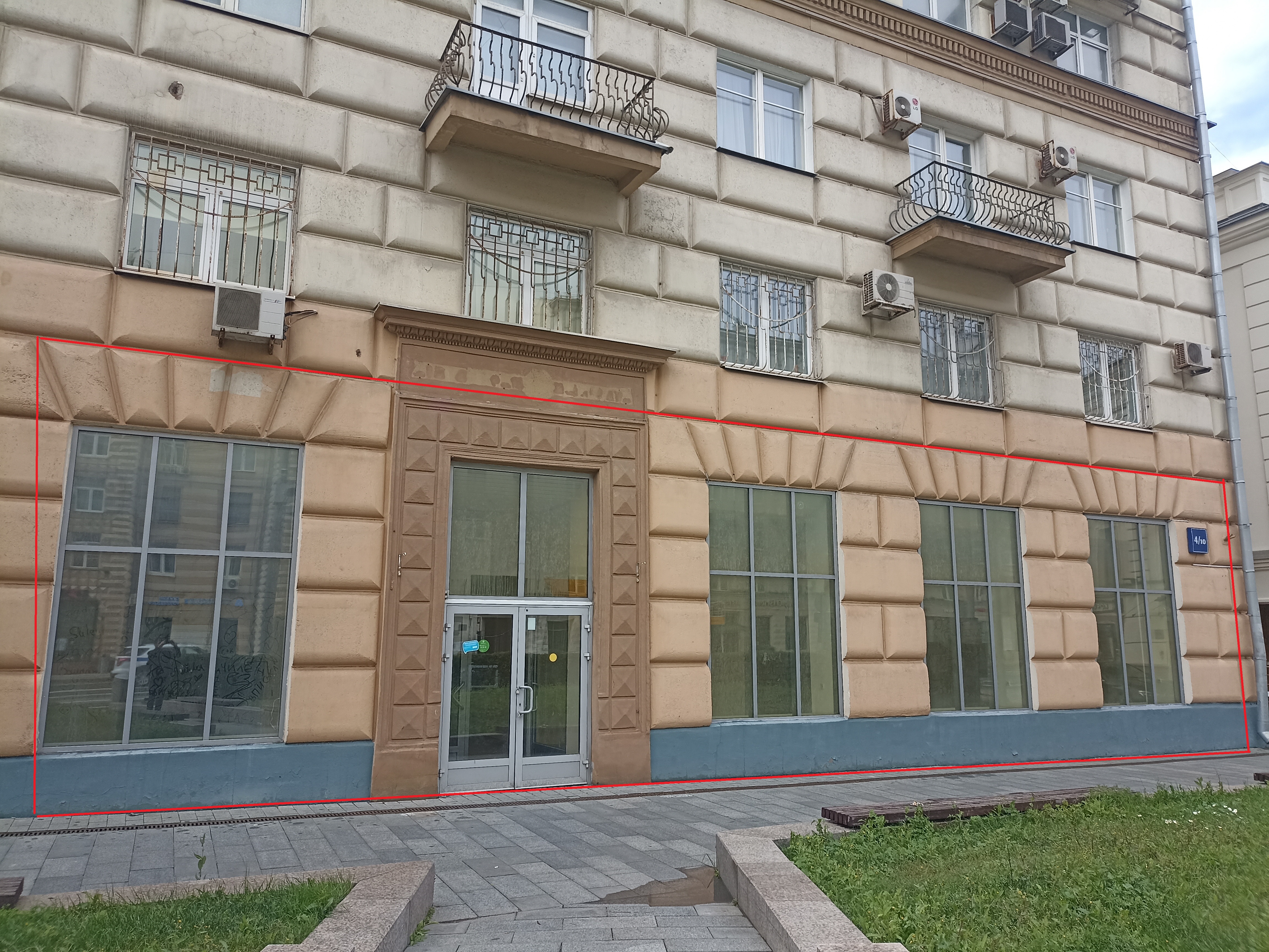 ГП16932713.Нежилое помещение.Фасад здания с выделенными окнами реализуемого объекта.jpg