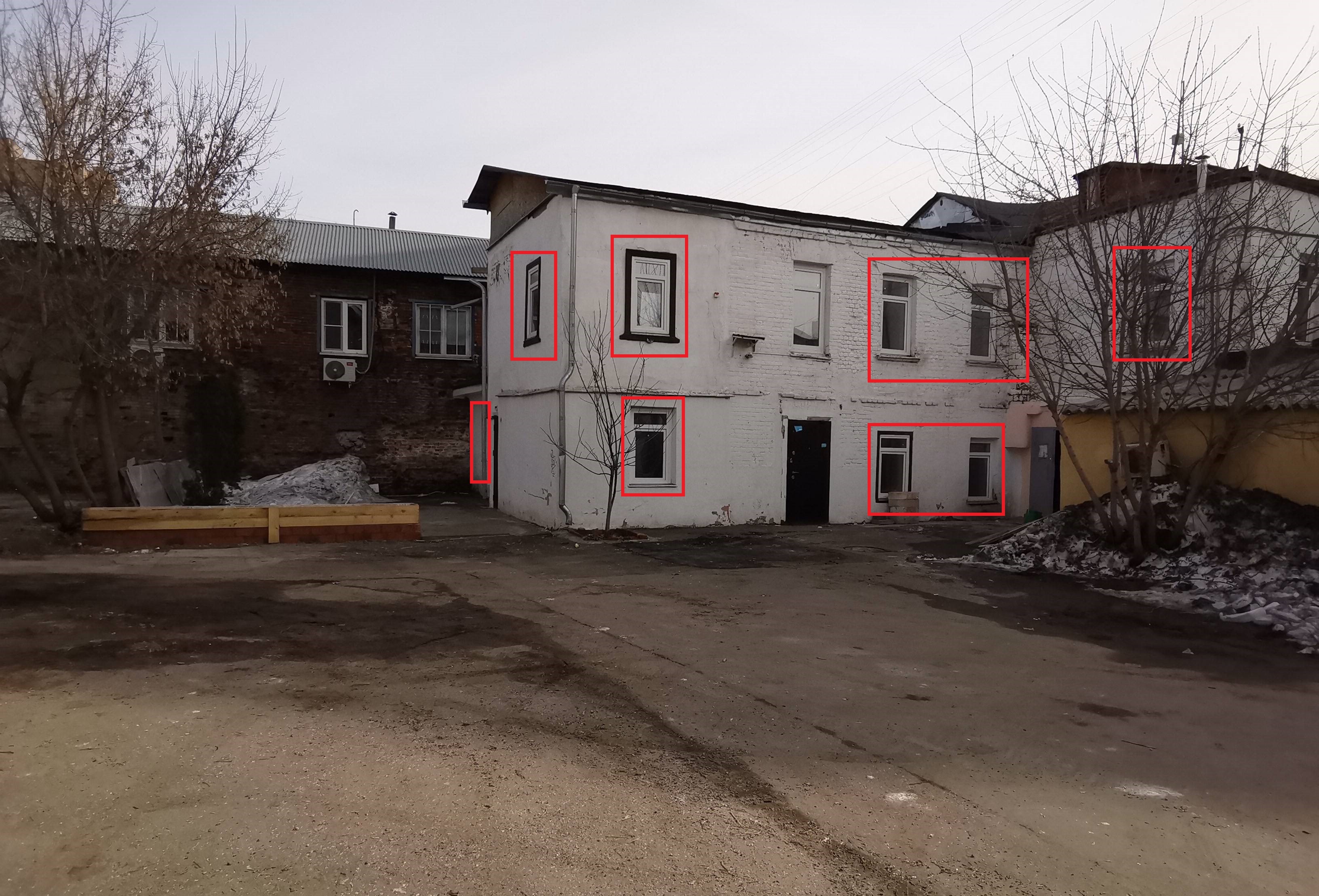 ГП16951708.Нежилое помещение.Фасад здания с выделенными окнами реализуемого объекта.jpg