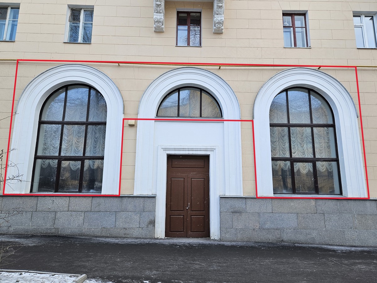 ГП16960153.Нежилое помещение.Фасад здания с выделенными окнами реализуемого объекта.jpg