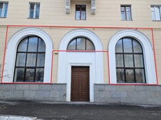 ГП16960153.Нежилое помещение.Фасад здания с выделенными окнами реализуемого объекта.jpg