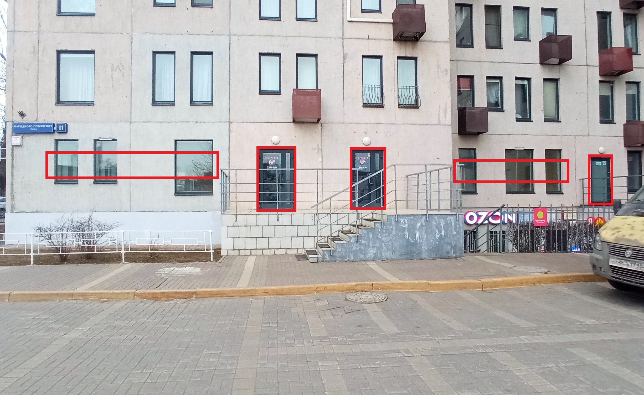 ГП16841538.Нежилое помещение.Фасад здания с выделенными окнами реализуемого объекта.jpg