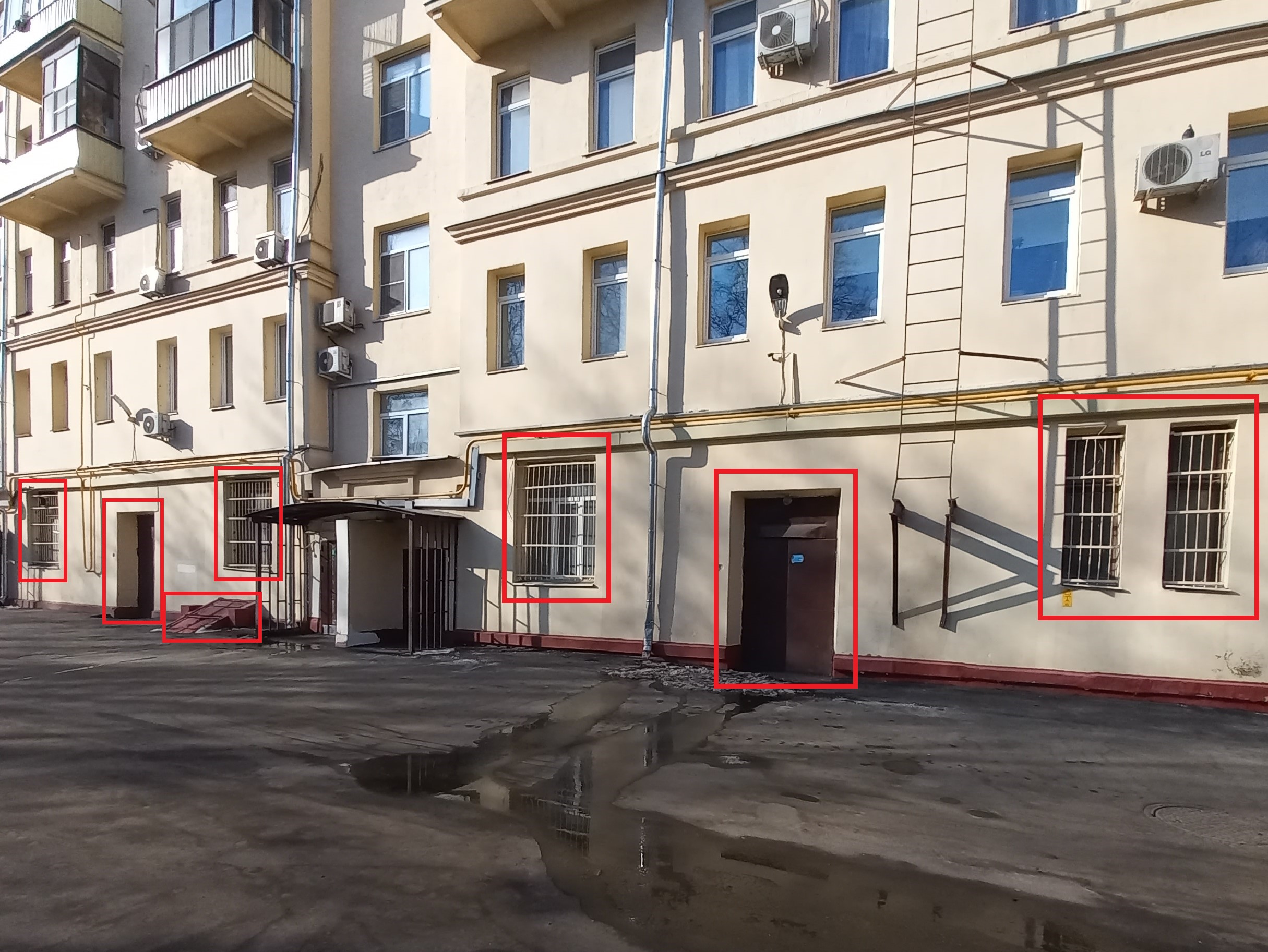 ГП16960646.Нежилое помещение.Фасад здания с выделенными окнами реализуемого объекта_2.jpg