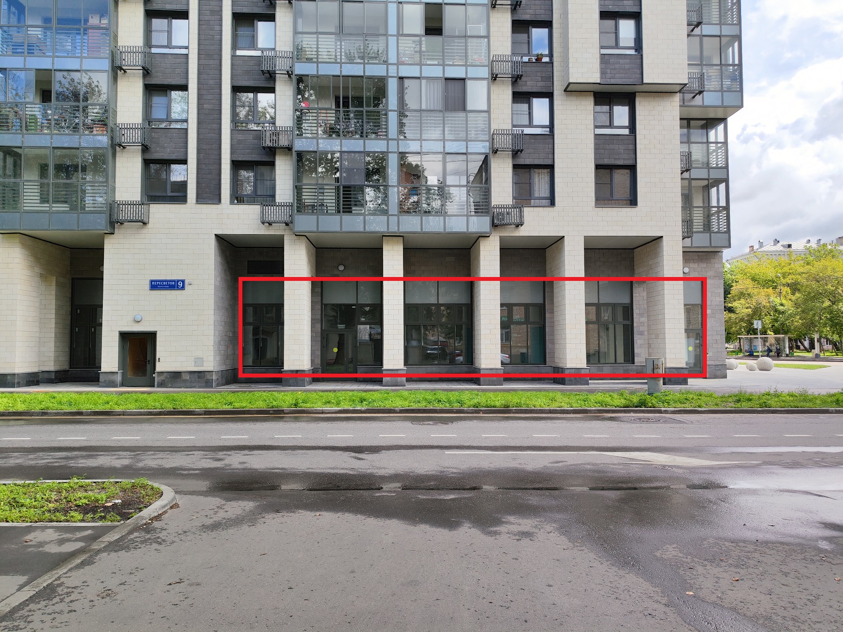 ГП16954306.Нежилое помещение.Фасад здания с выделенными окнами реализуемого объекта_2.jpg