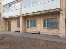 ГП16960031.Нежилое помещение.Фасад здания с выделенными окнами реализуемого объекта_2.jpg