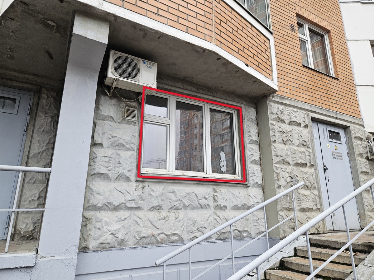 ГП16960771.Нежилое помещение.Фасад здания с выделенными окнами реализуемого объекта_3.jpg
