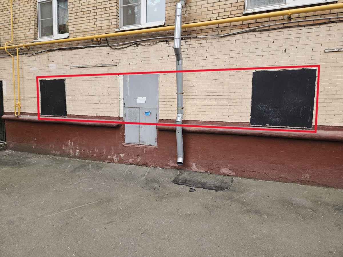 ГП16863759.Нежилое помещение.Фасад здания с выделенными окнами реализуемого объекта.jpg